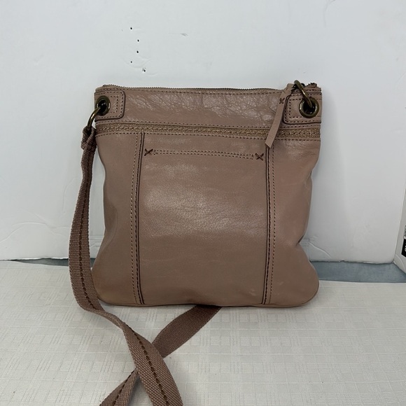 The Sak Iris crossbody in rose gold - Picture 3 of 9